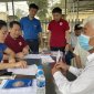 Hội chữ thập đỏ Sầm Sơn tổ chức khám bệnh, cấp thuốc miễn phí cho người cao tuổi trên địa bàn xã Quảng Hùng.