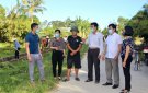 Ra quân thực hiện thu gom rác thải, vệ sinh kênh mương 235 tại xã Quảng Hùng.